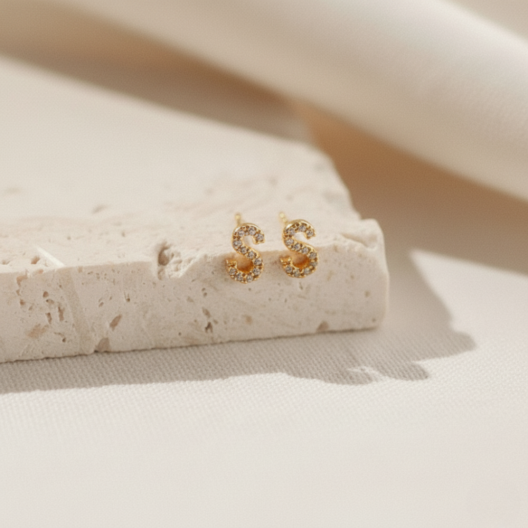 Letter Studs con Brillo