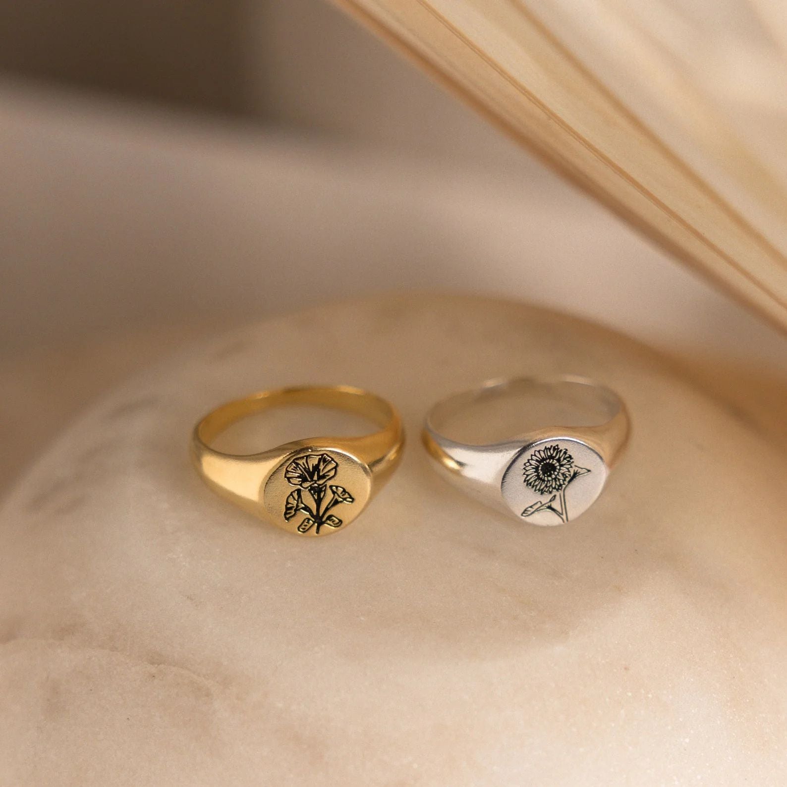 Anillo Signet Birth Flower