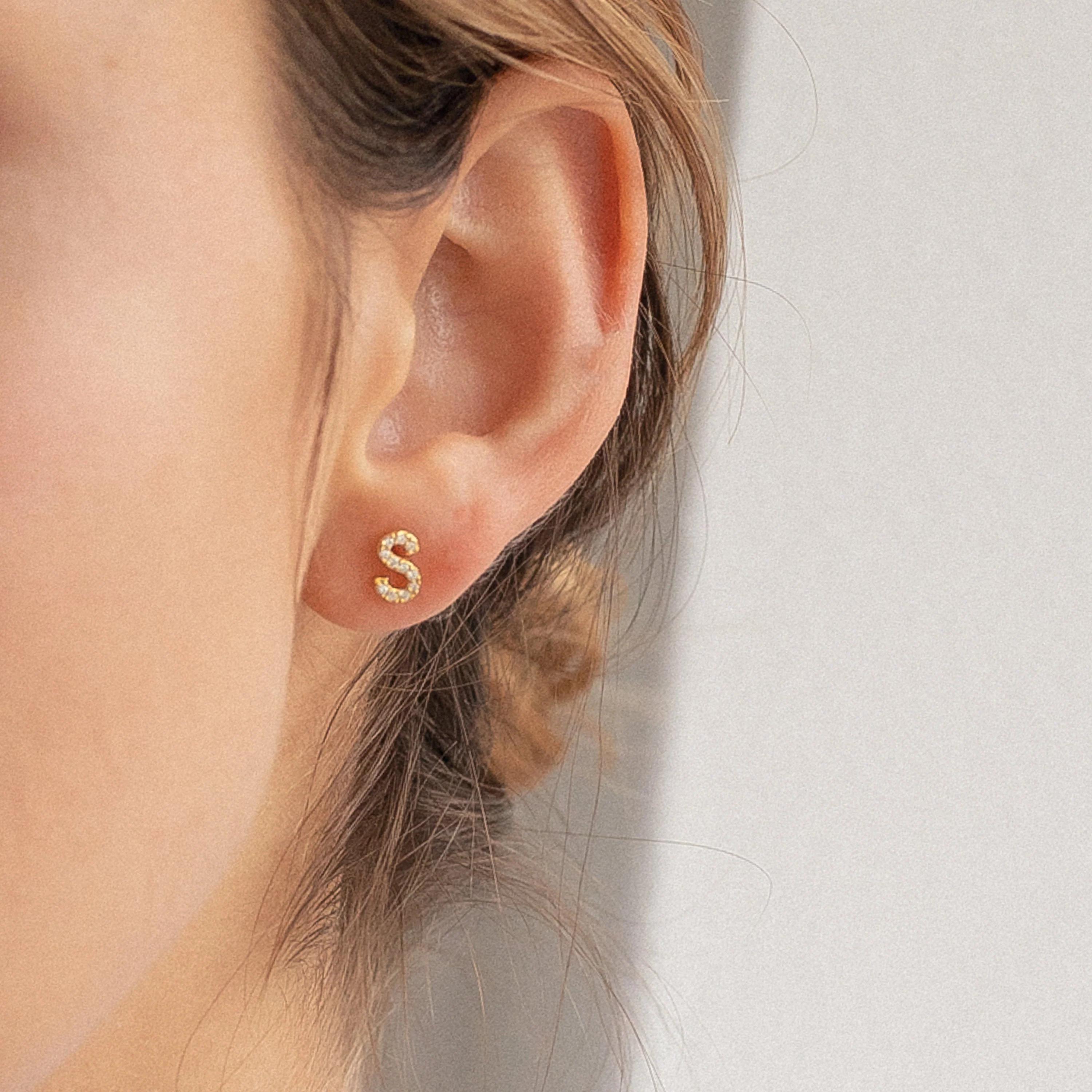 Letter Studs con Brillo