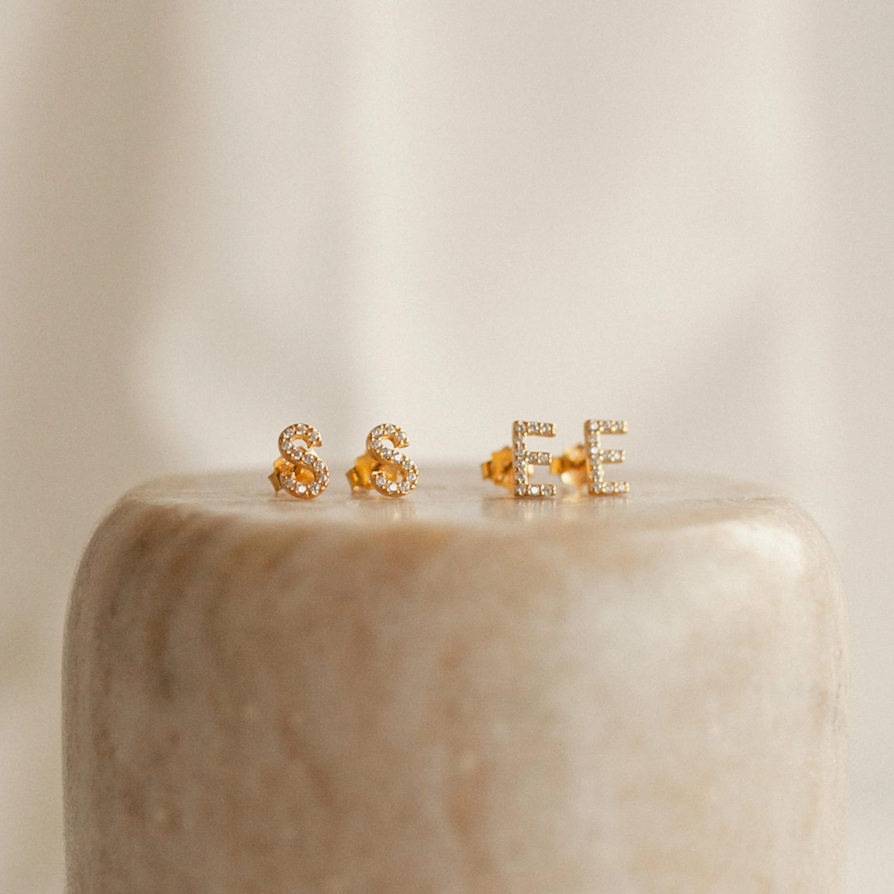 Letter Studs con Brillo