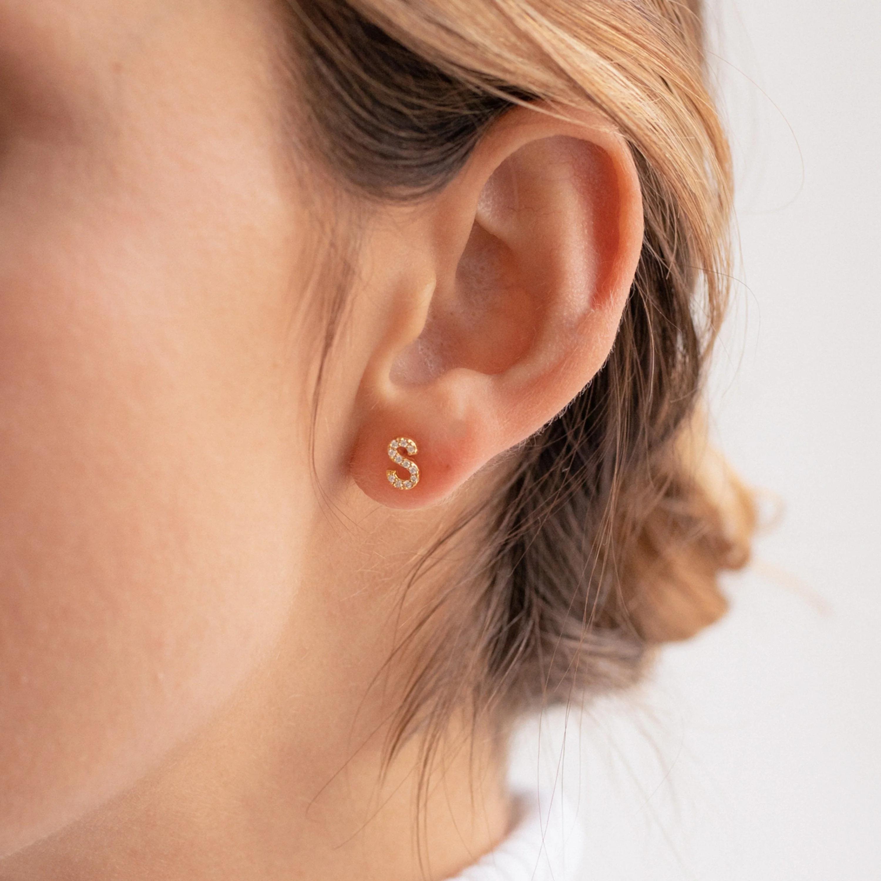 Letter Studs con Brillo