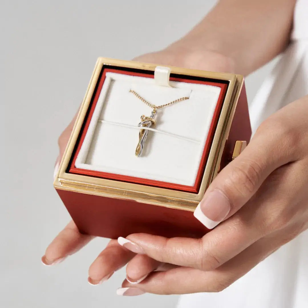 COLLAR ABRAZO ETERNO CON ROSA ETERNA – EDICIÓN REGALO