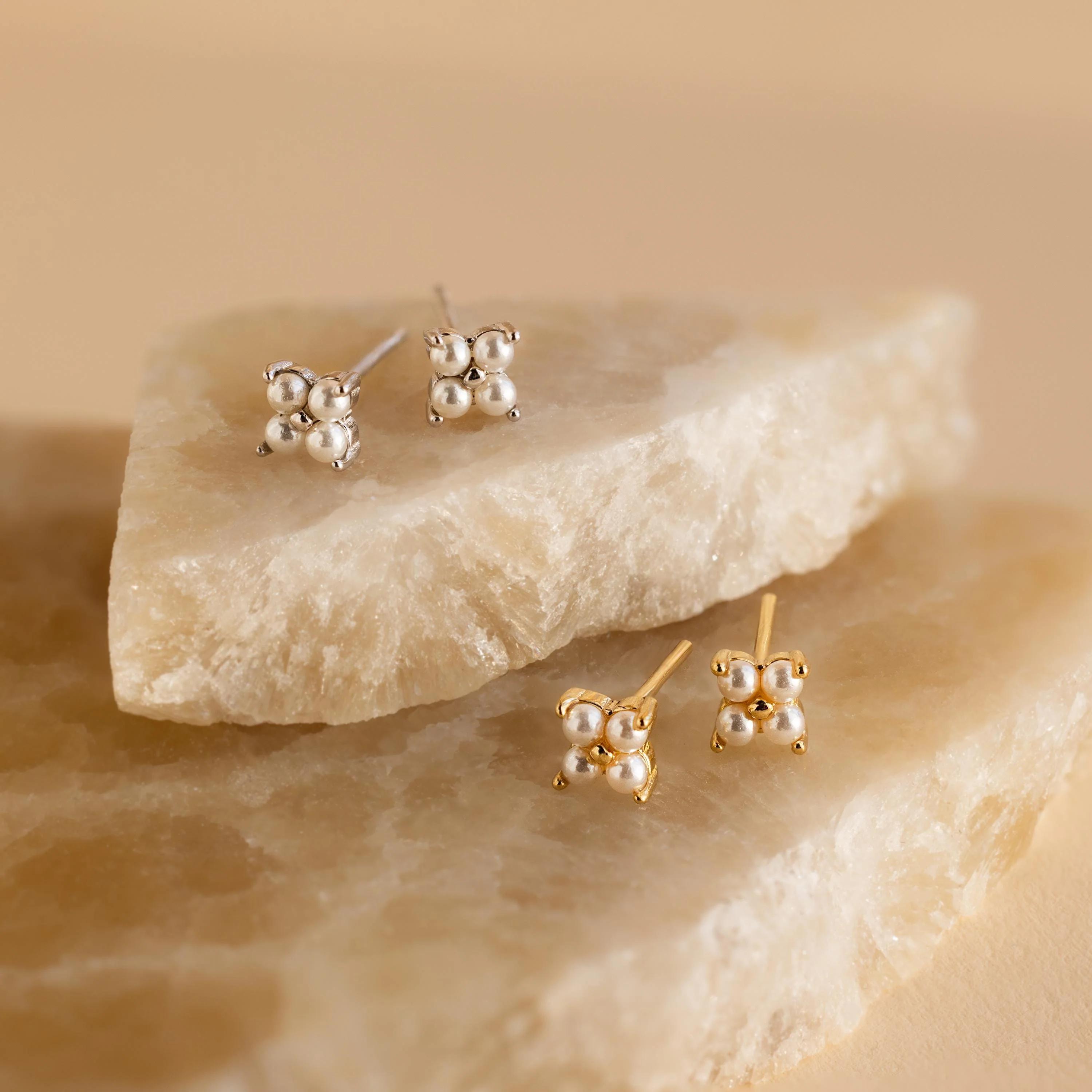 Pendiente Pearl Ivy Flower en Oro