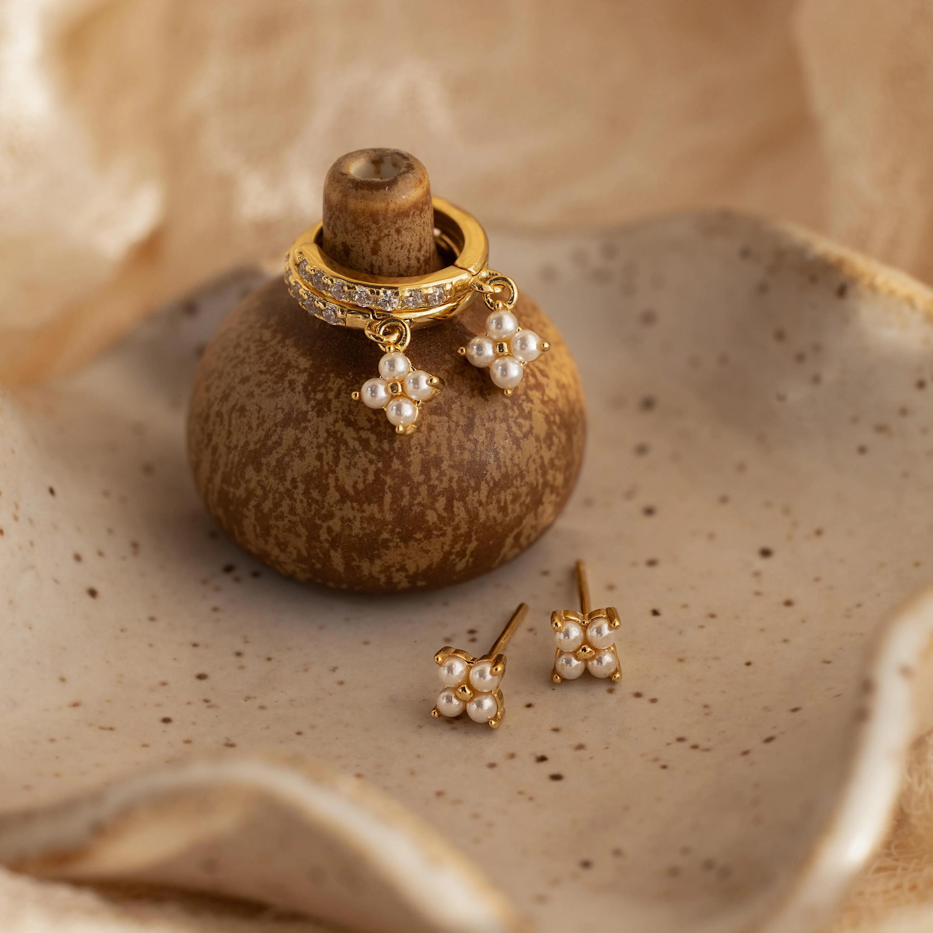 Pendiente Pearl Ivy Flower en Oro