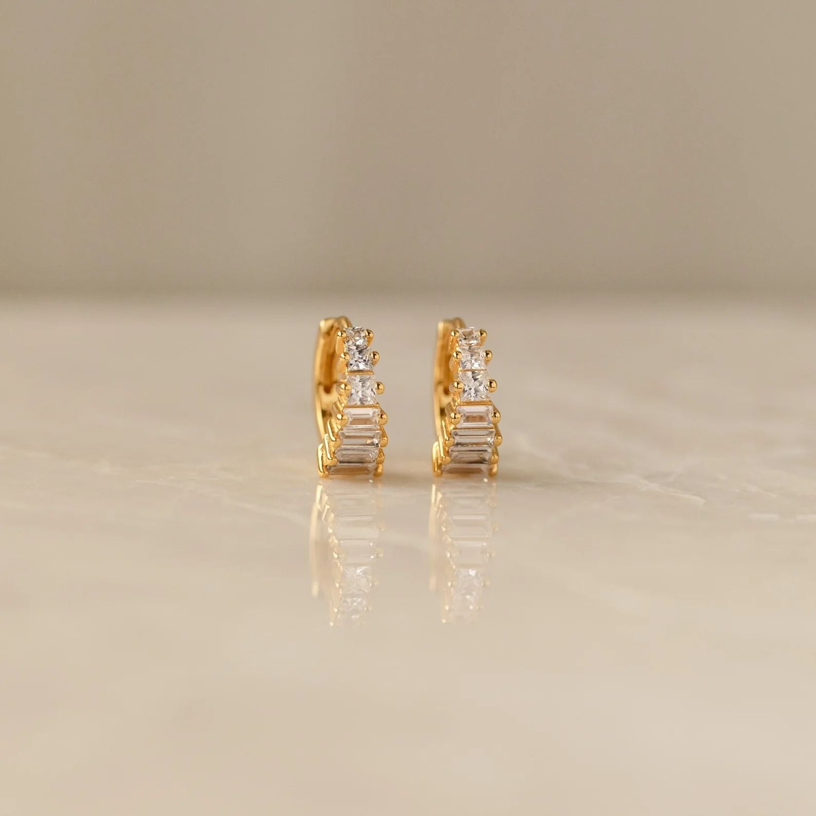 Pendientes Huggies Art Deco en Oro