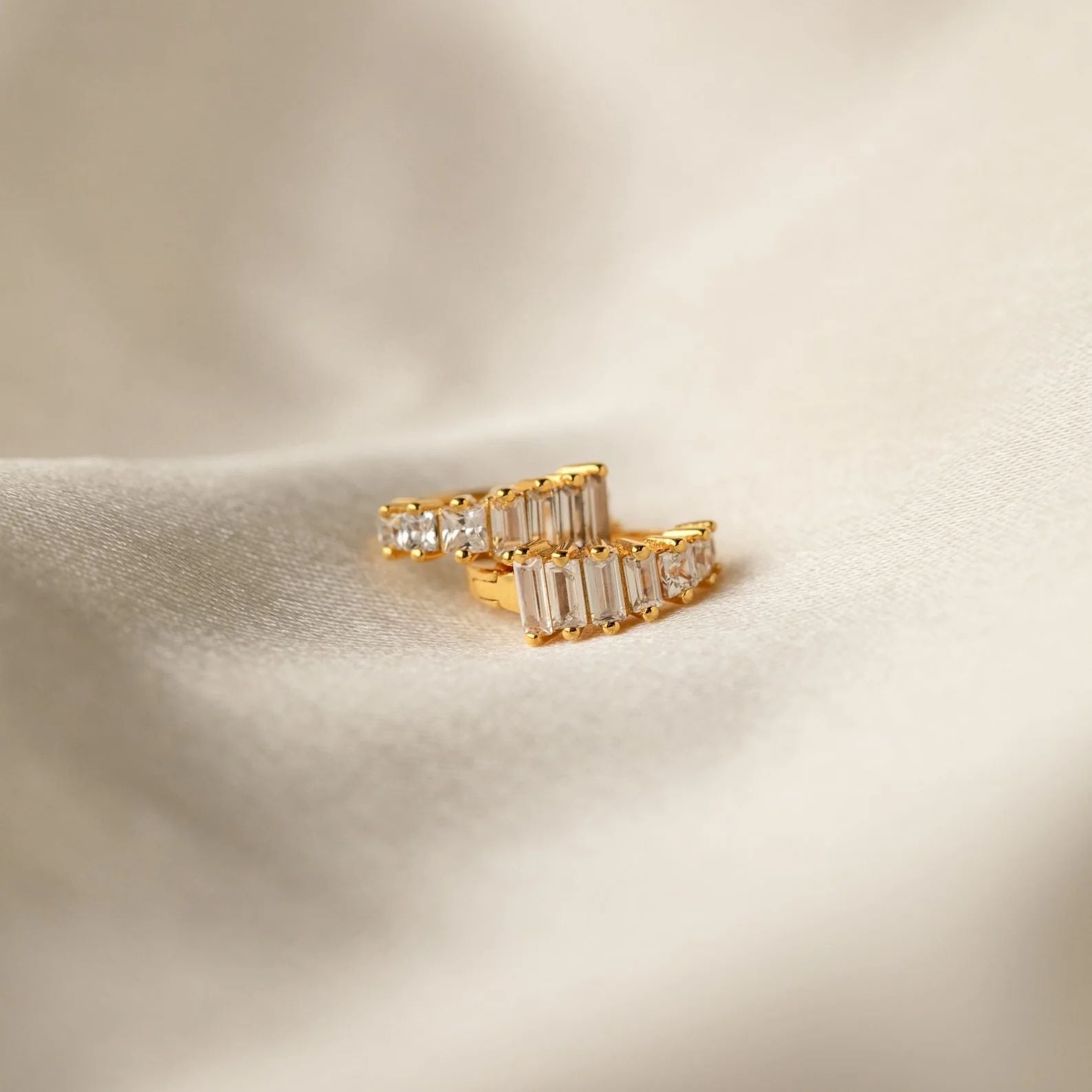 Pendientes Huggies Art Deco en Oro