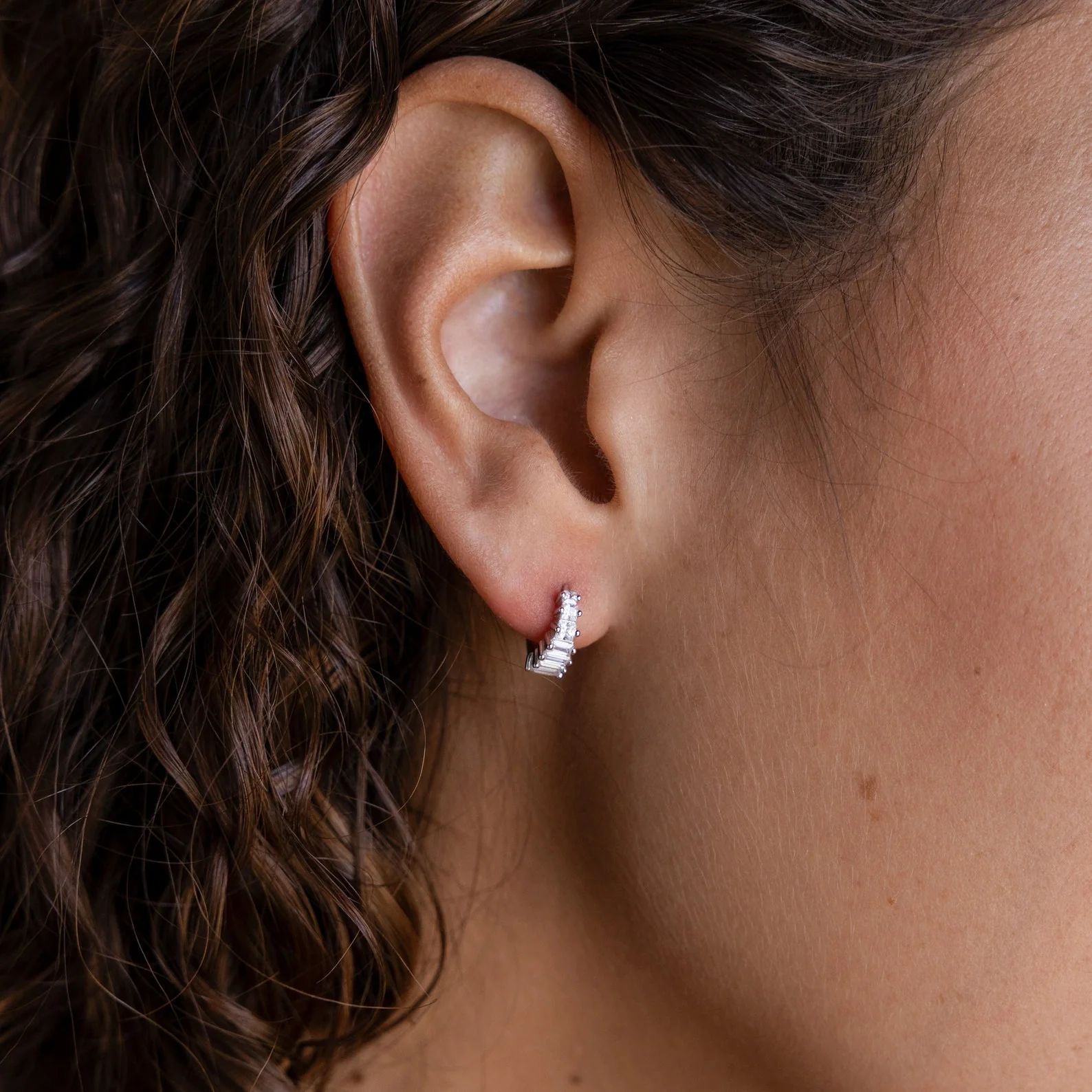 Pendientes Huggies Art Deco en Oro