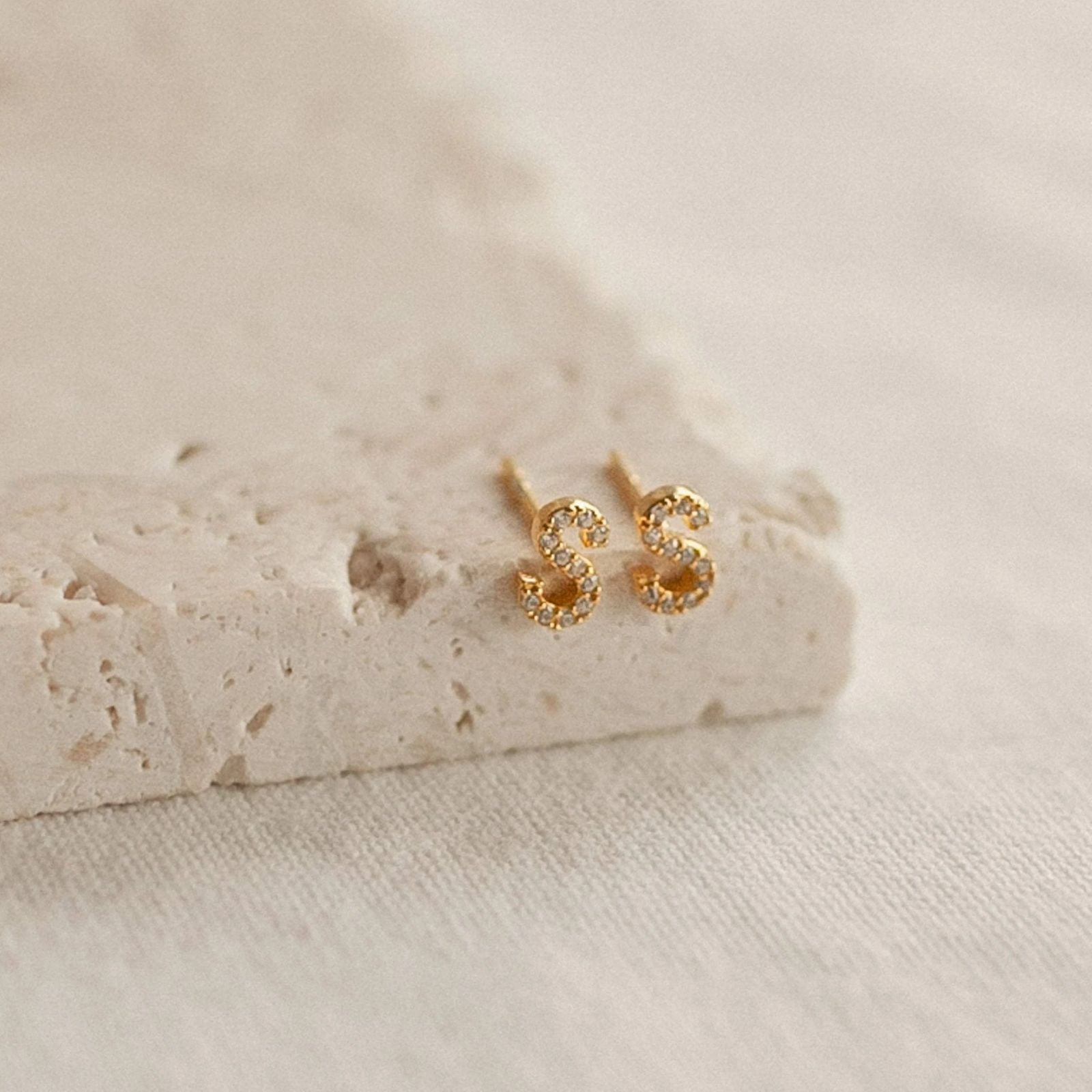 Letter Studs con Brillo