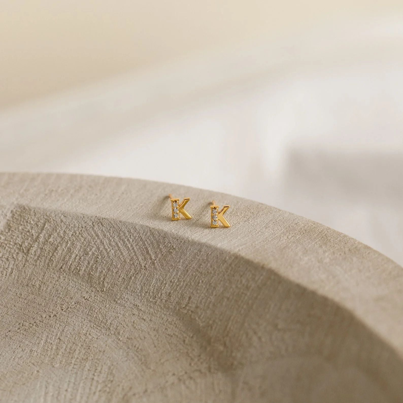 Pendientes Inicial Pavé Studs.