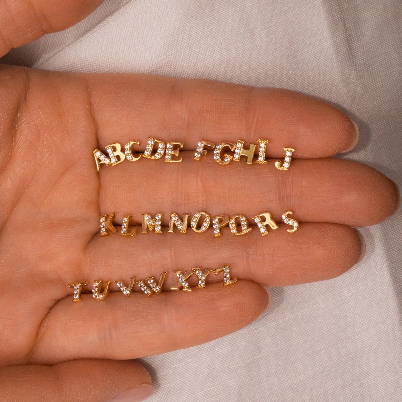 Pendientes Inicial Pavé Studs.