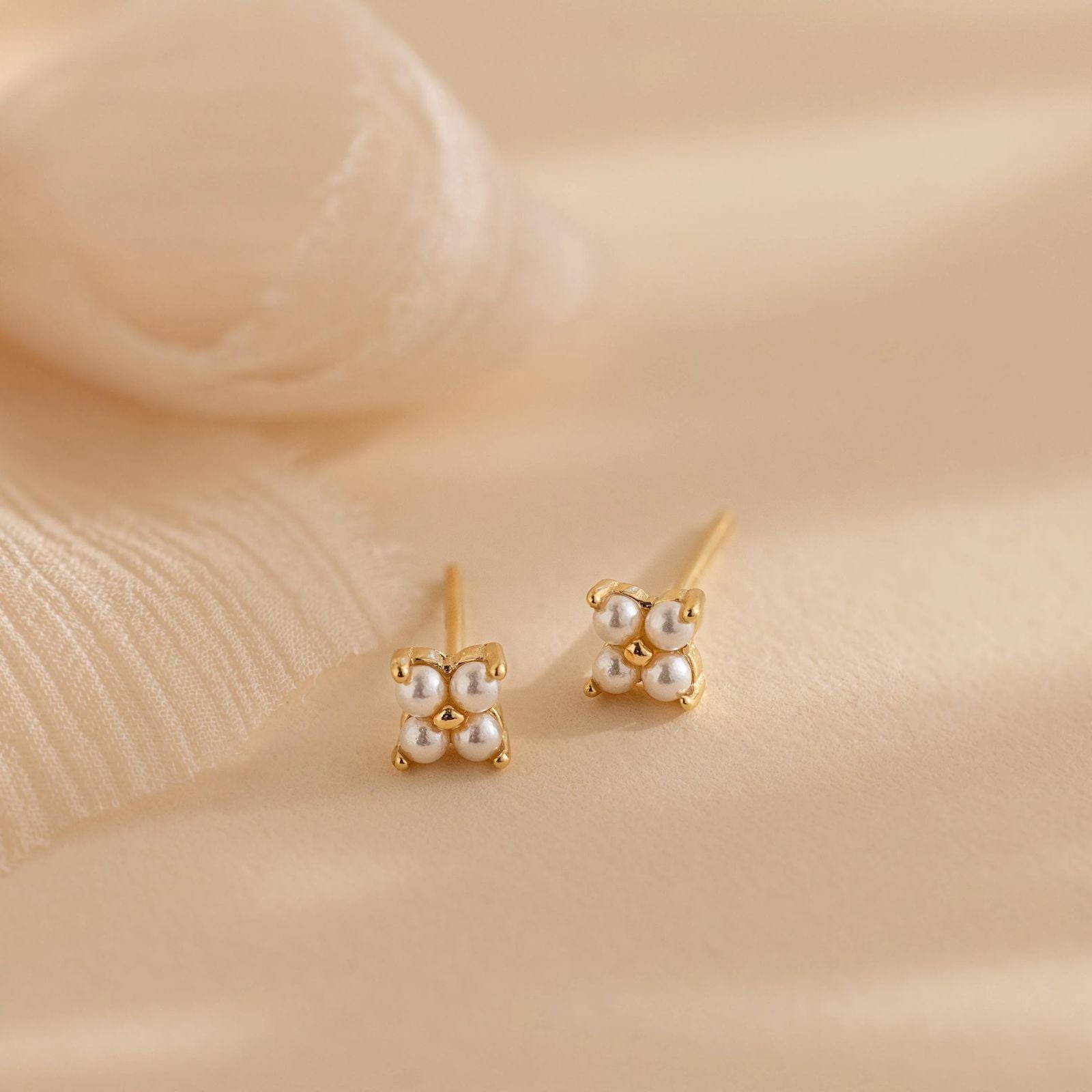 Pendiente Pearl Ivy Flower en Oro